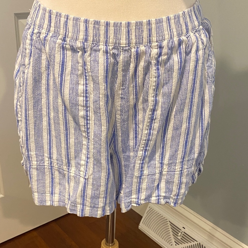 Universal Thread Blue and White Striped Women's Bermudas